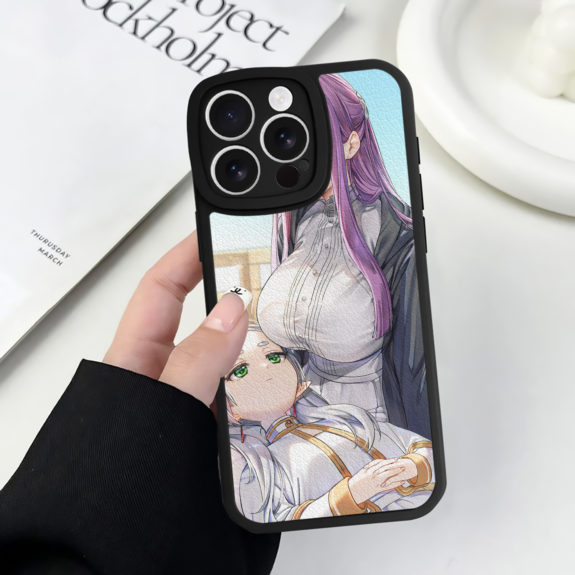 （画像用） 葬送のフリーレン Frieren 【iPhone 16シリーズ対応】シリコンスマホケース（レザー調） 材質：シリコン